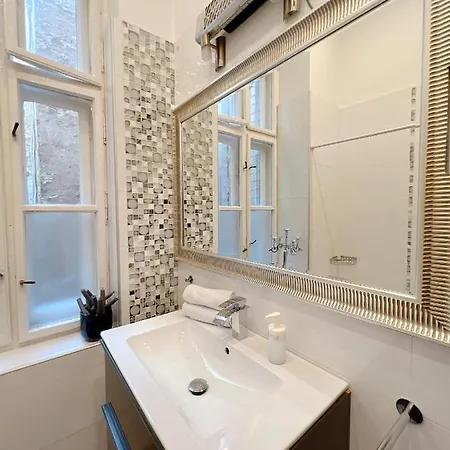 Duplex Penthouse With Sauna & Jacuzzi In The Centre Of Budapešť