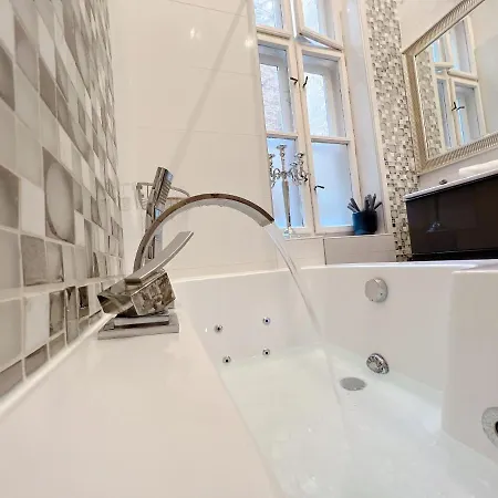 Apartmán Duplex Penthouse With Sauna & Jacuzzi In The Centre Of *