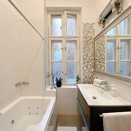 Duplex Penthouse With Sauna & Jacuzzi In The Centre Of Appartamento Budapest